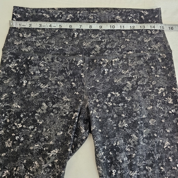 Lululemon Align Crop 21” Leggings Size 12 Black Gray White Abstract Print - Picture 8 of 12